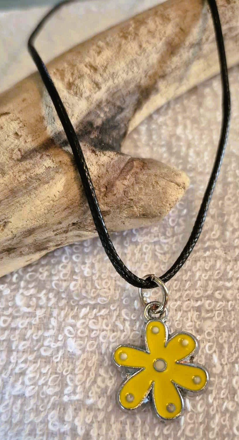Collier enfant Fleur aux pétales jaunes