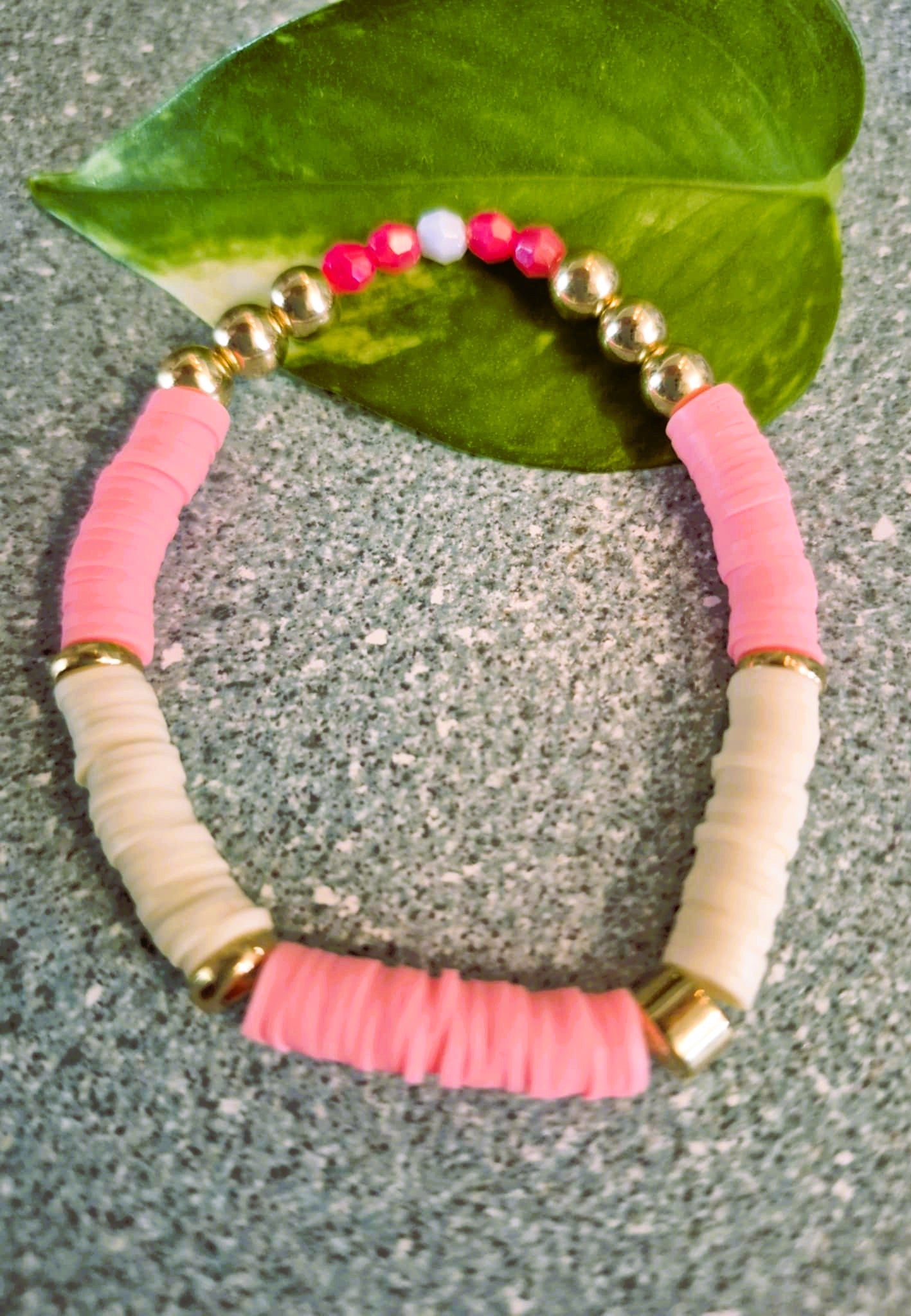 Bracelet artisanal perles Heishi et dorées
