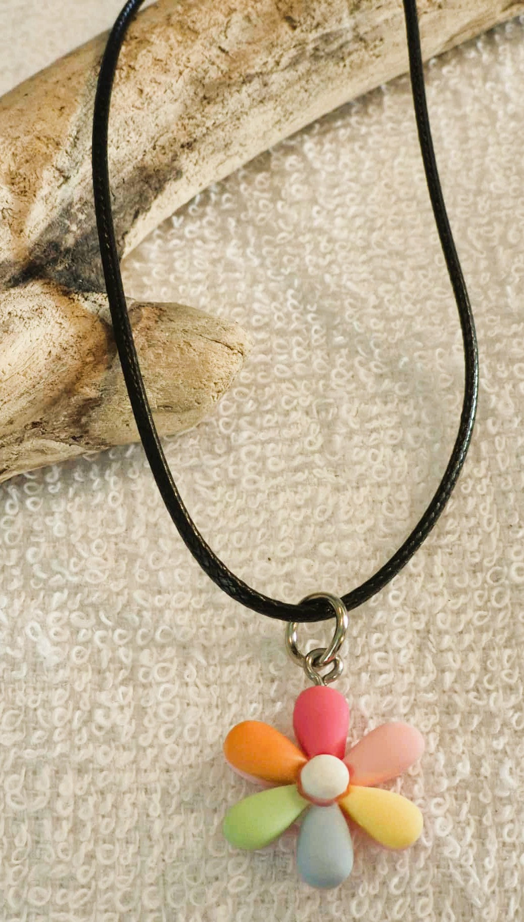 Collier enfant Fleur arc-en-ciel