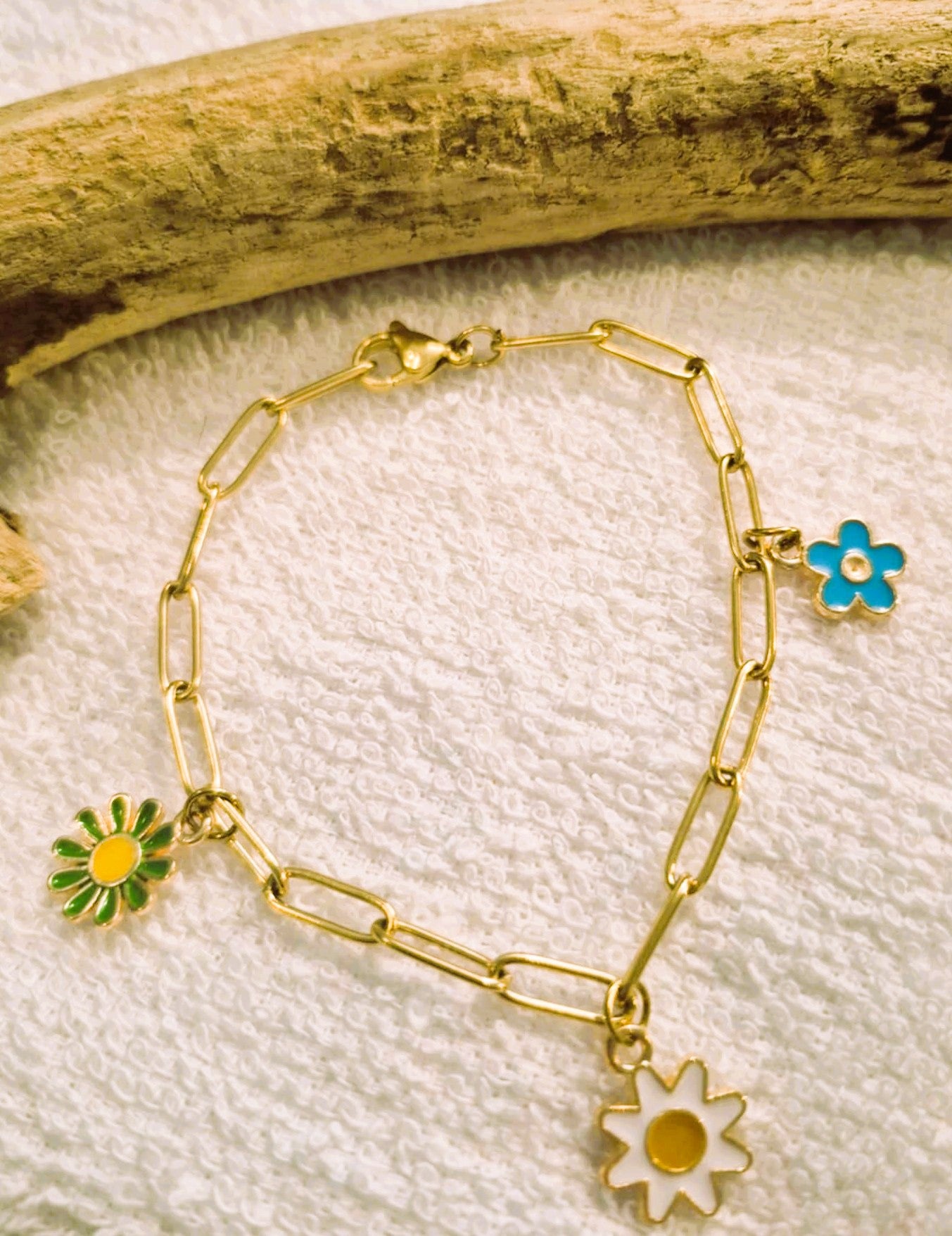 Bracelet chaîne dorée avec breloque fleuries