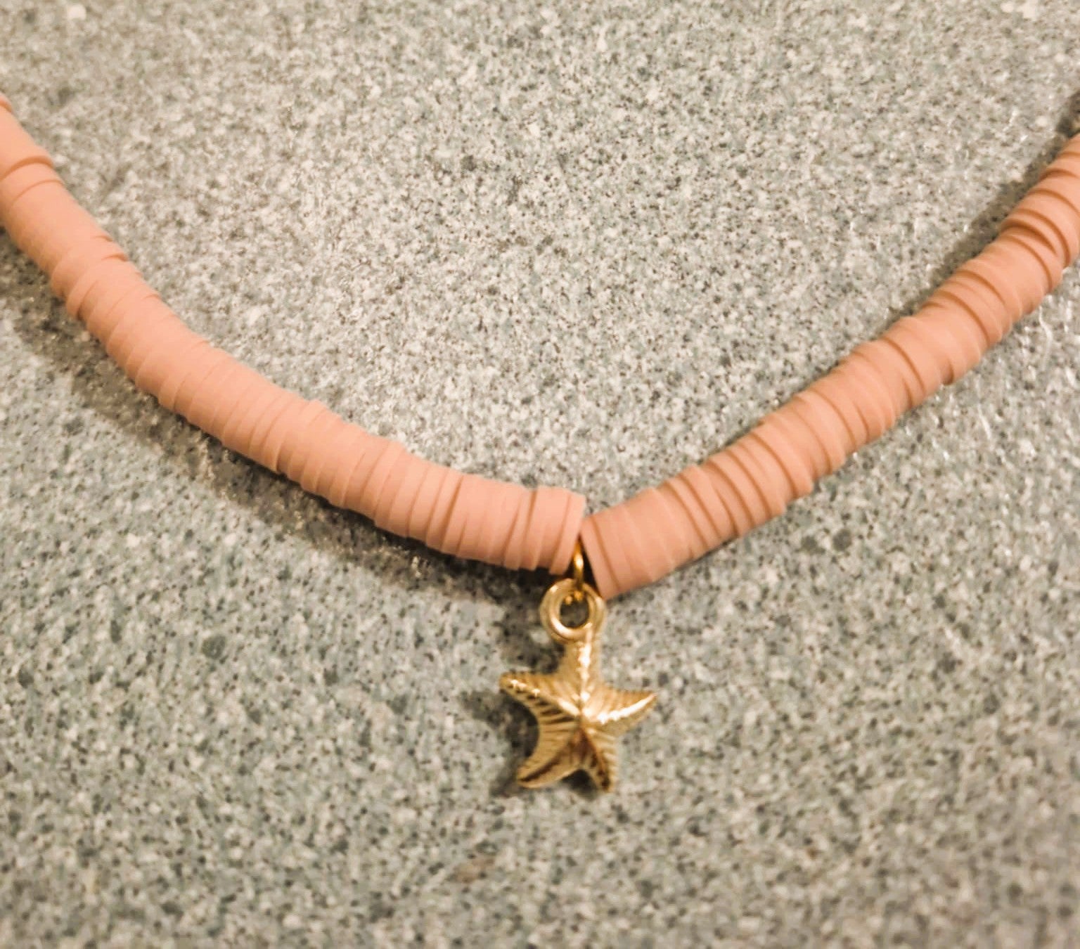 Collier Heishi étoile de mer dorée