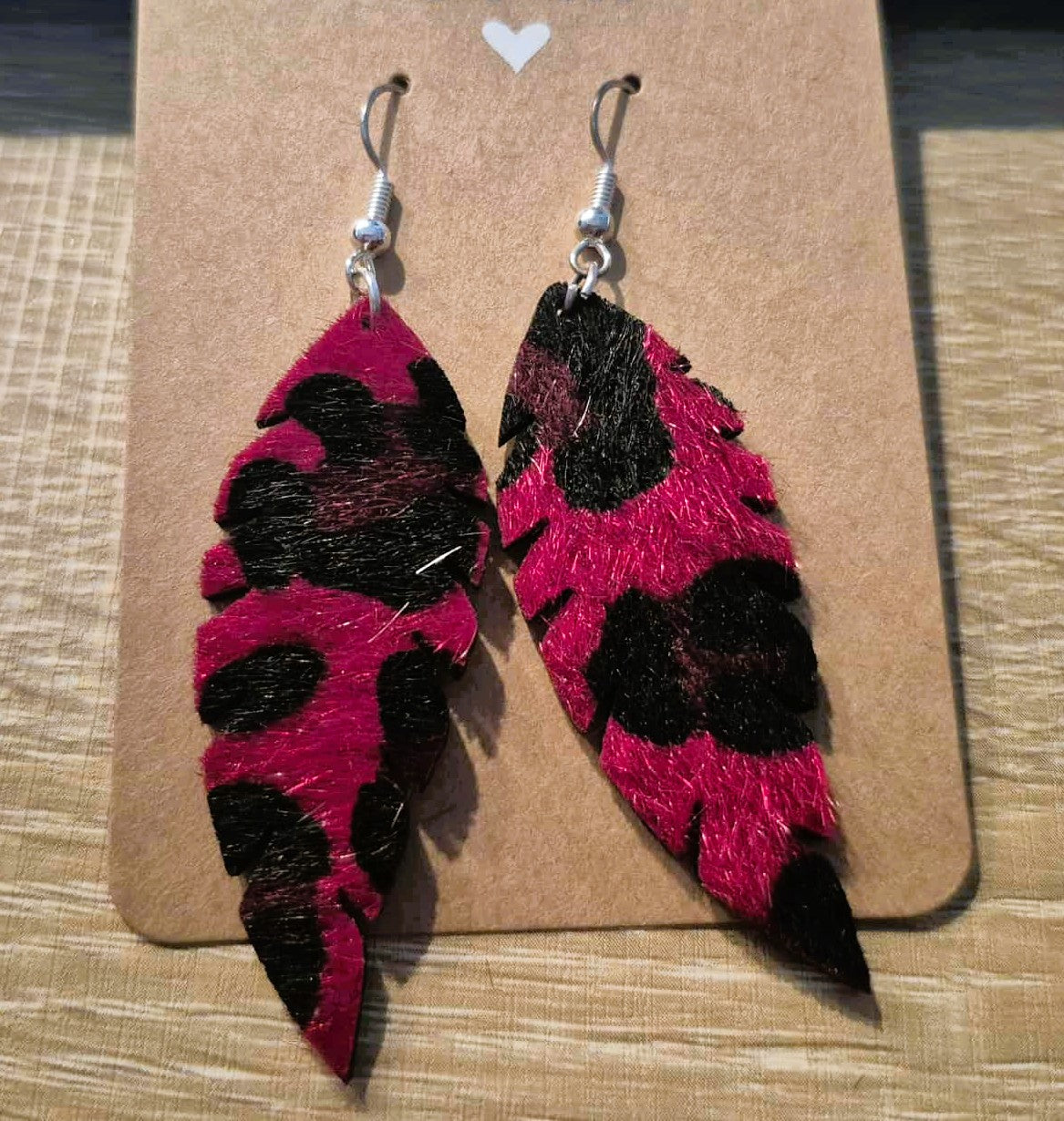 Boucles d'oreilles pendantes style plume imprimé léopard