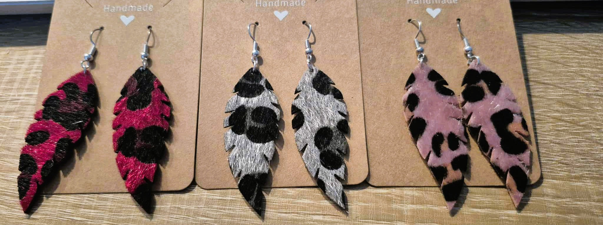 Boucles d'oreilles pendantes style plume imprimé léopard