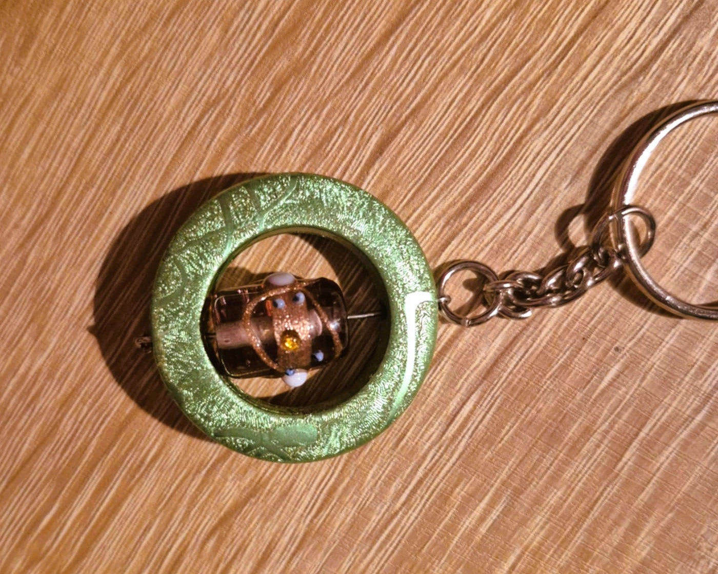 Porte-clés artisanal - Cercle vert & perle décorative